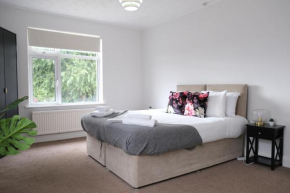 Cosy 4 Bed House with Private Parking
